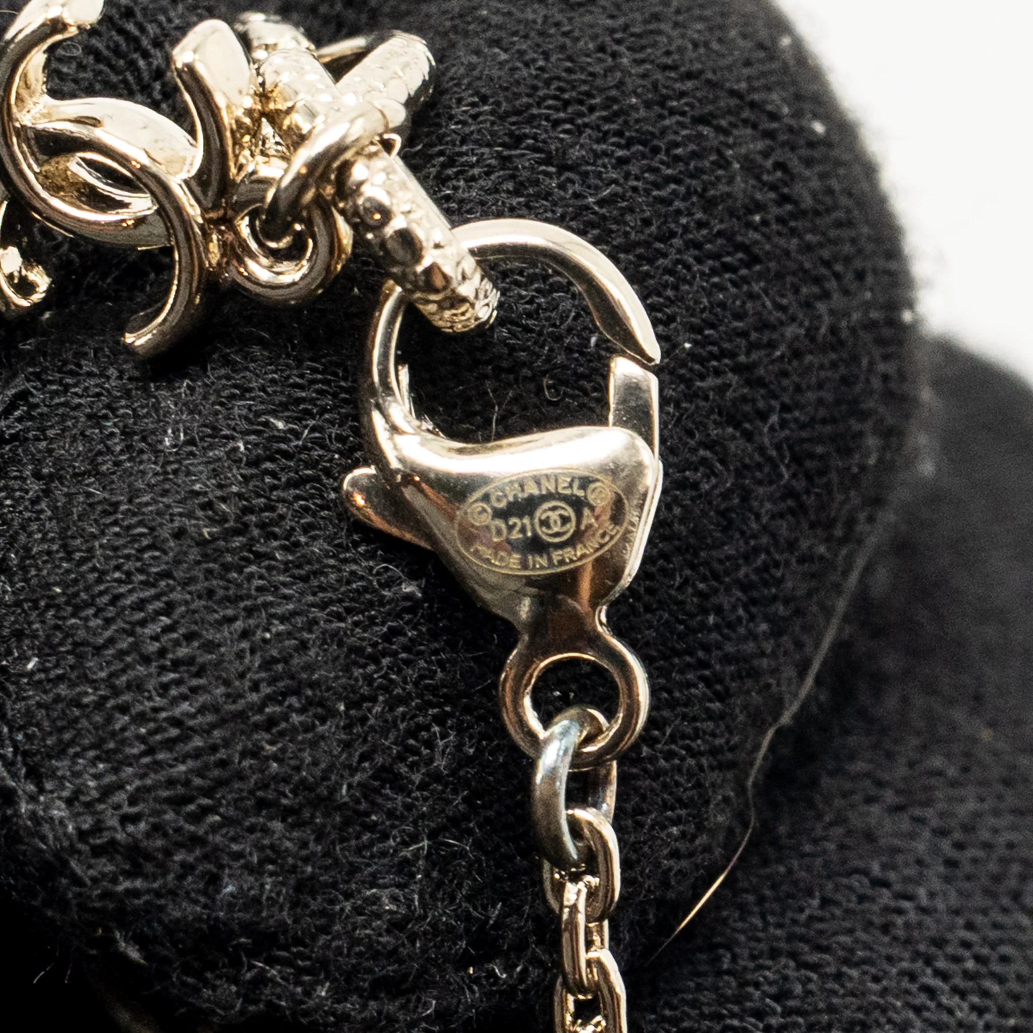 Chanel 21A CC Heart Necklace Crystal Black/White Light Gold Tone - Image 7