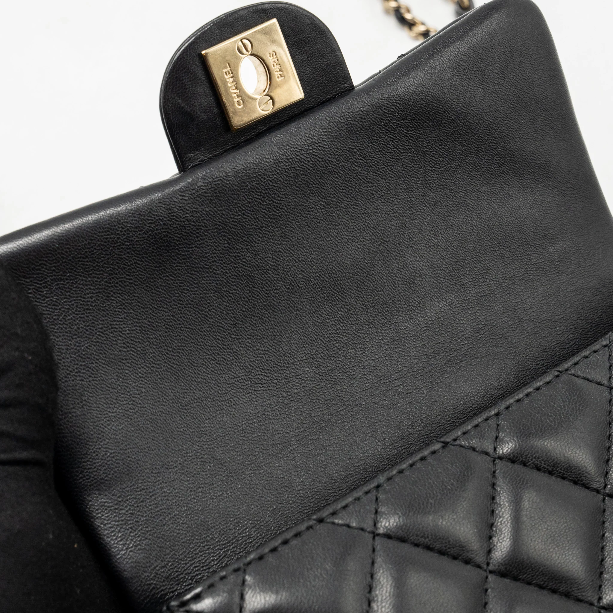 Chanel quilted flap bag with Pearl chain lambskin black LGHW - Image 15