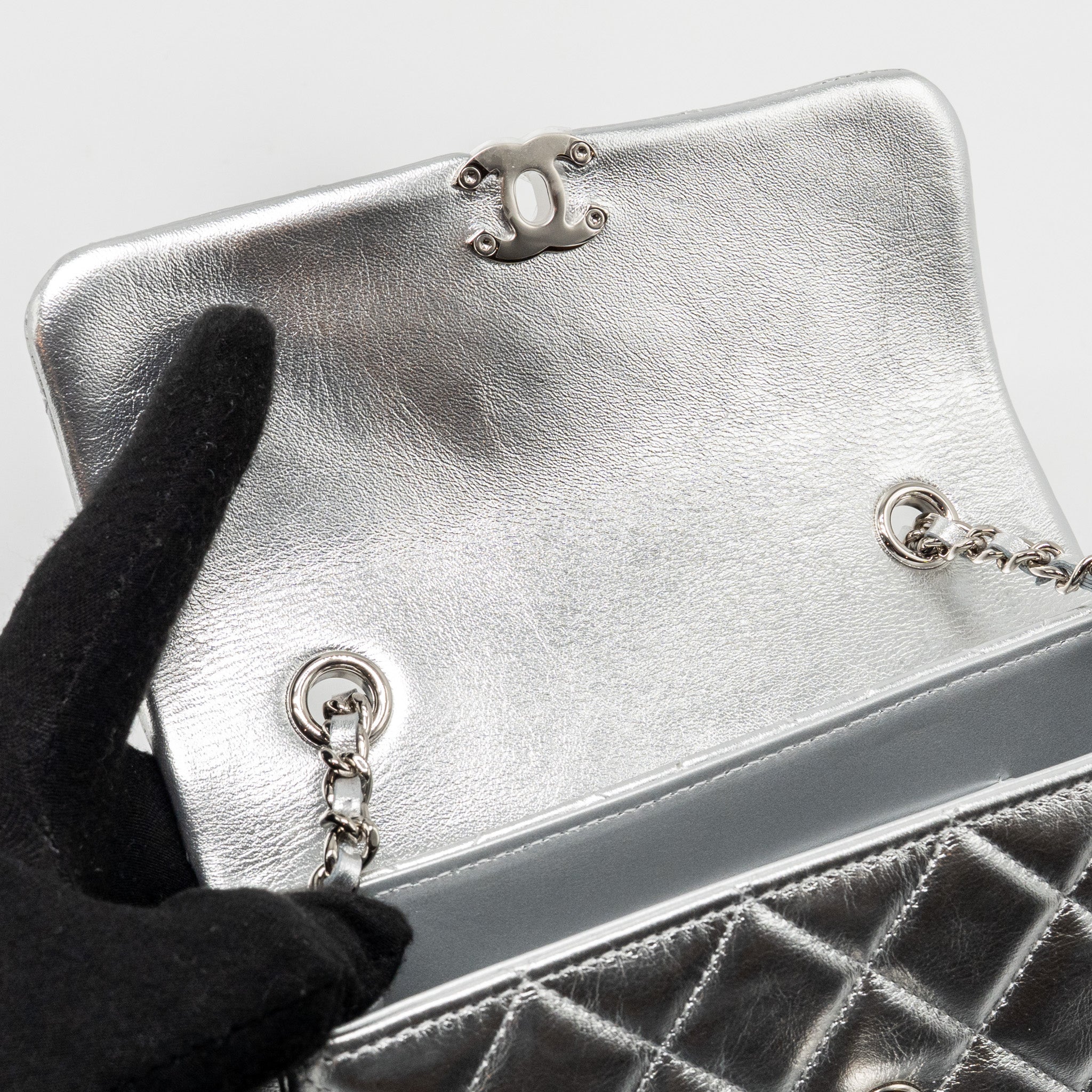 Chanel 25s O-phone Holder with Chain Calfskin Silver SHW(microchip) - Image 14