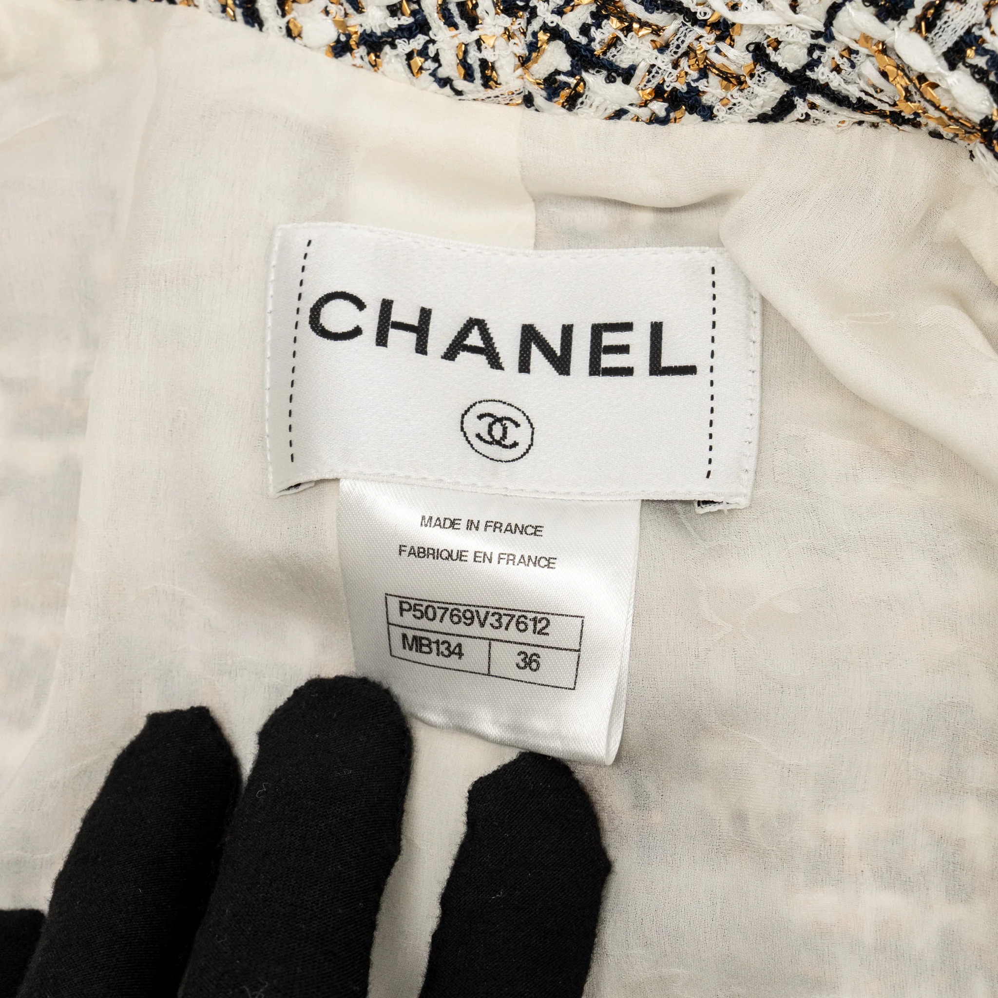 Chanel size 36 tweed jacket white / black / gold - Image 6