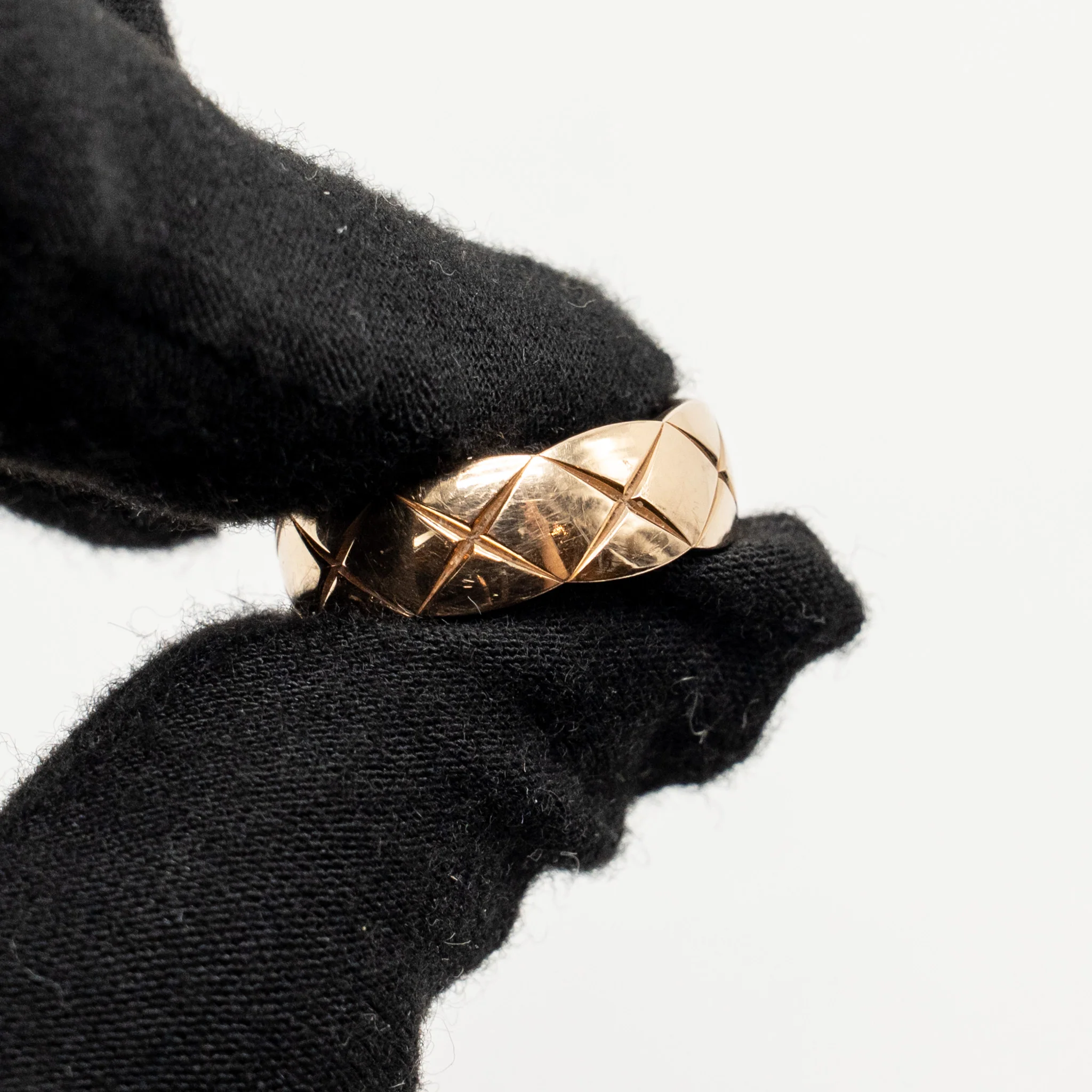 Chanel size 53 coco crush ring small version quilted motif beige gold - Image 5
