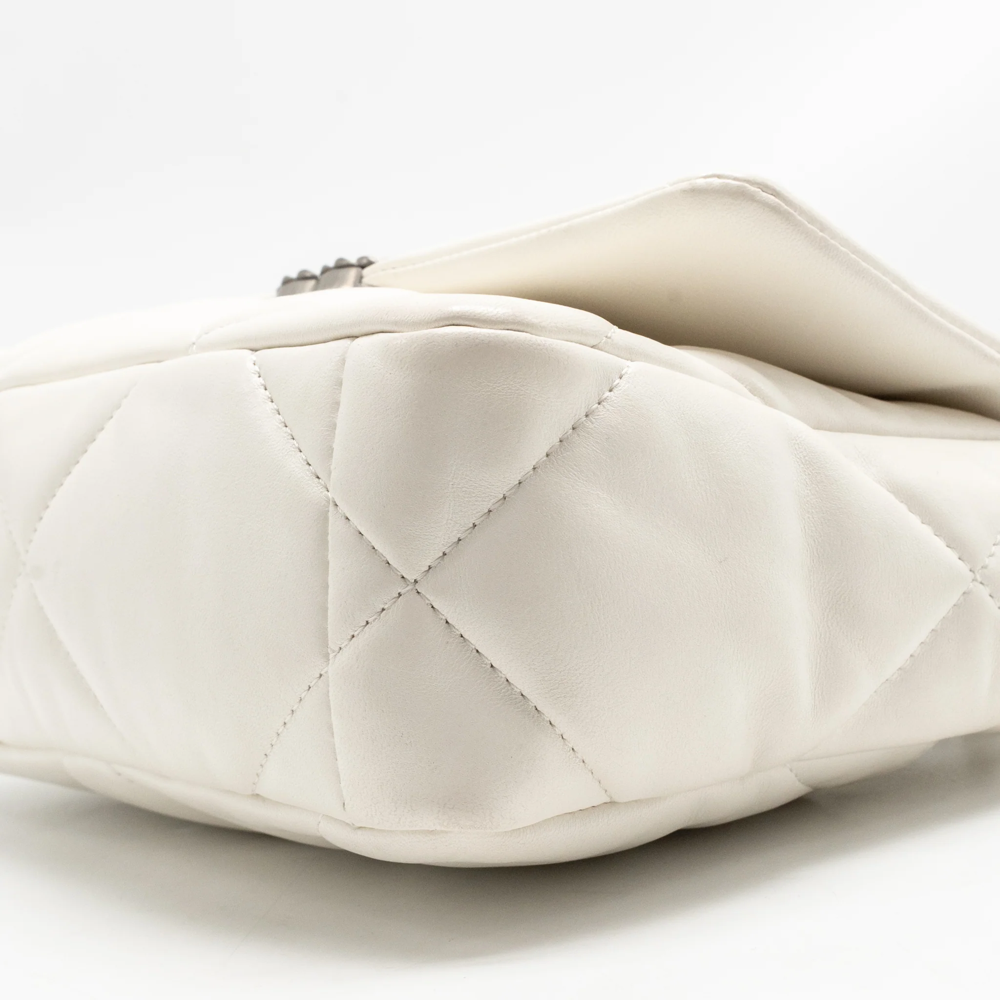 Chanel small 19 bag lambskin white multicoloured hardware (microchip) - Image 8