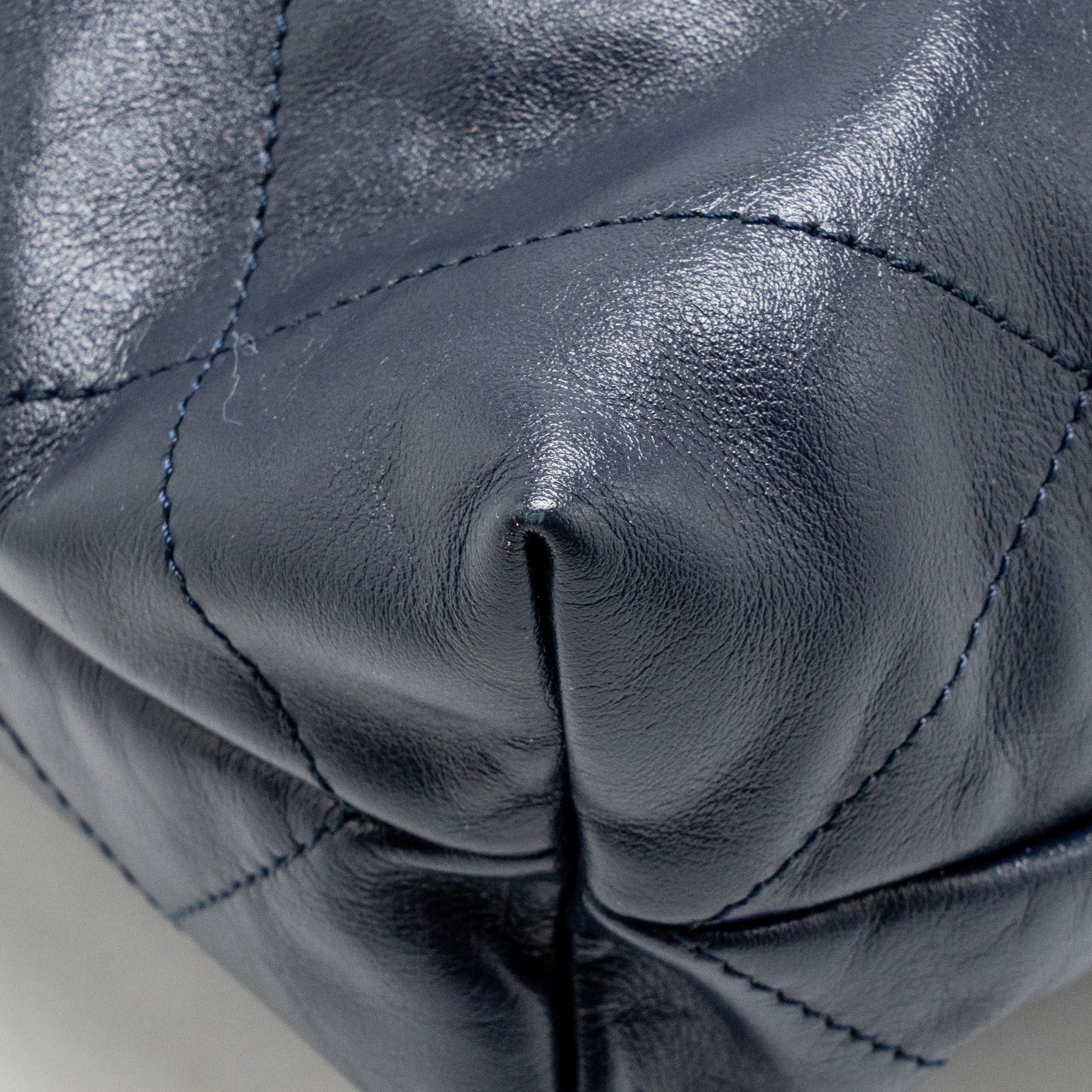 Chanel Small 22 bag calfskin blue GHW (microchip) - Image 10