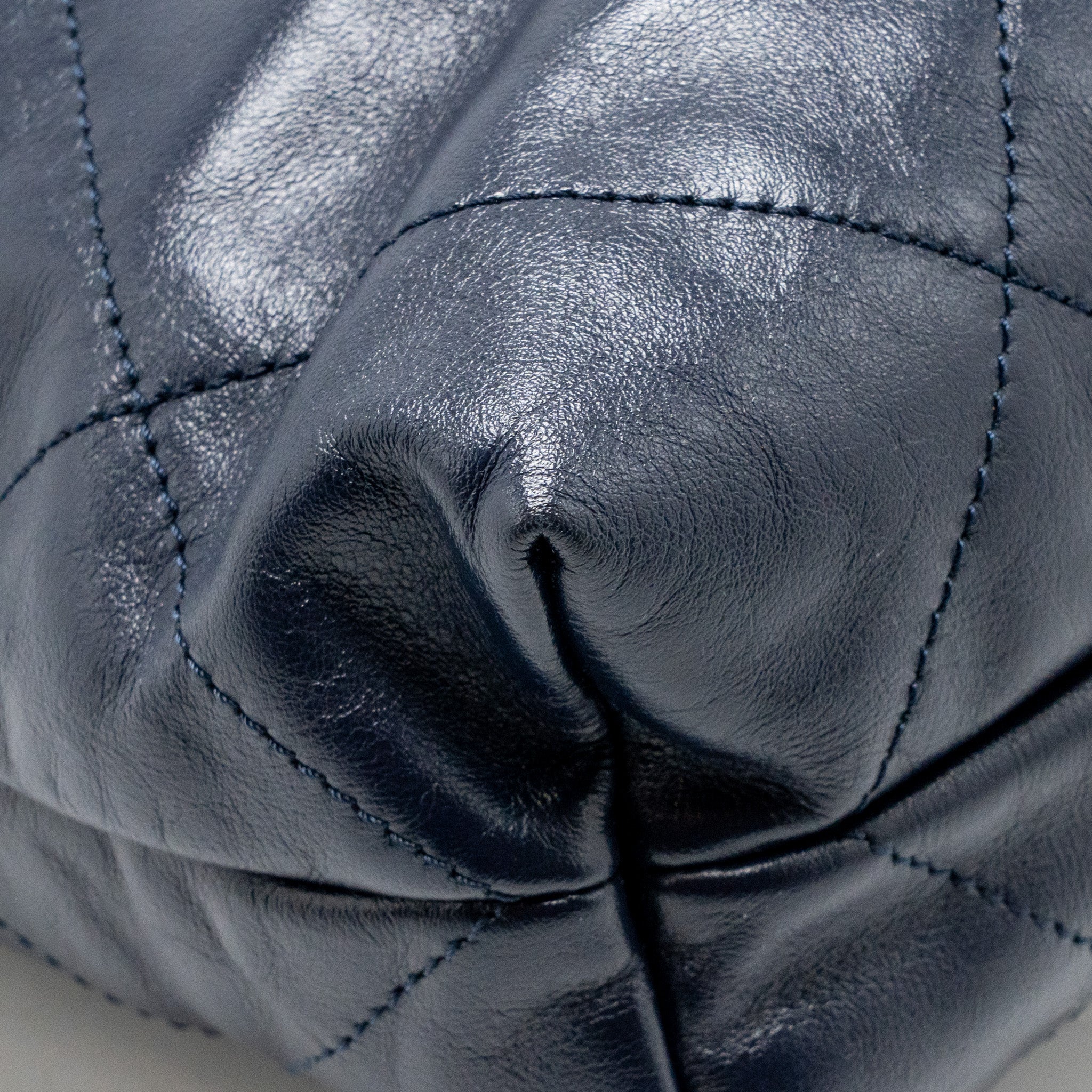 Chanel Small 22 bag calfskin blue GHW (microchip) - Image 11