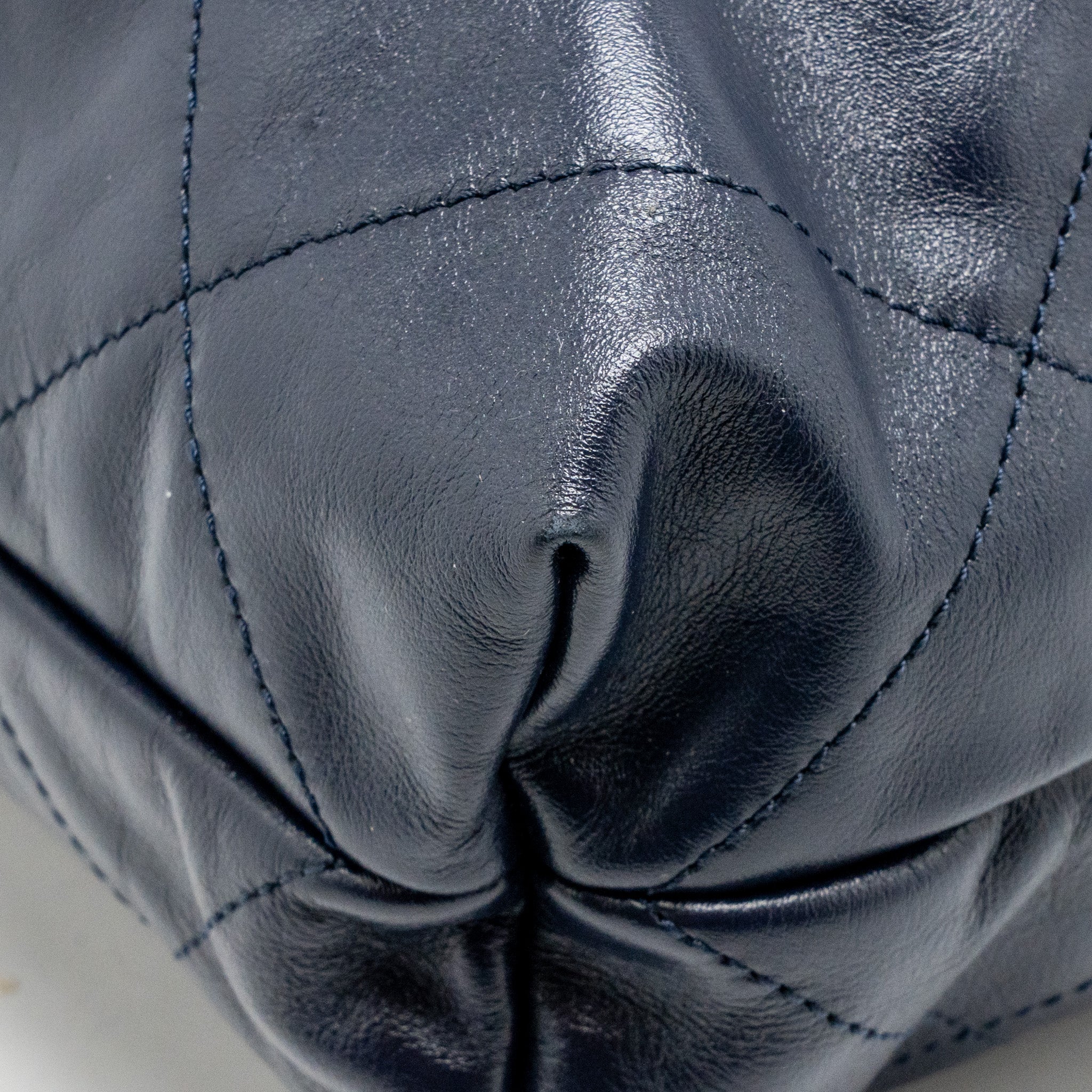 Chanel Small 22 bag calfskin blue GHW (microchip) - Image 12