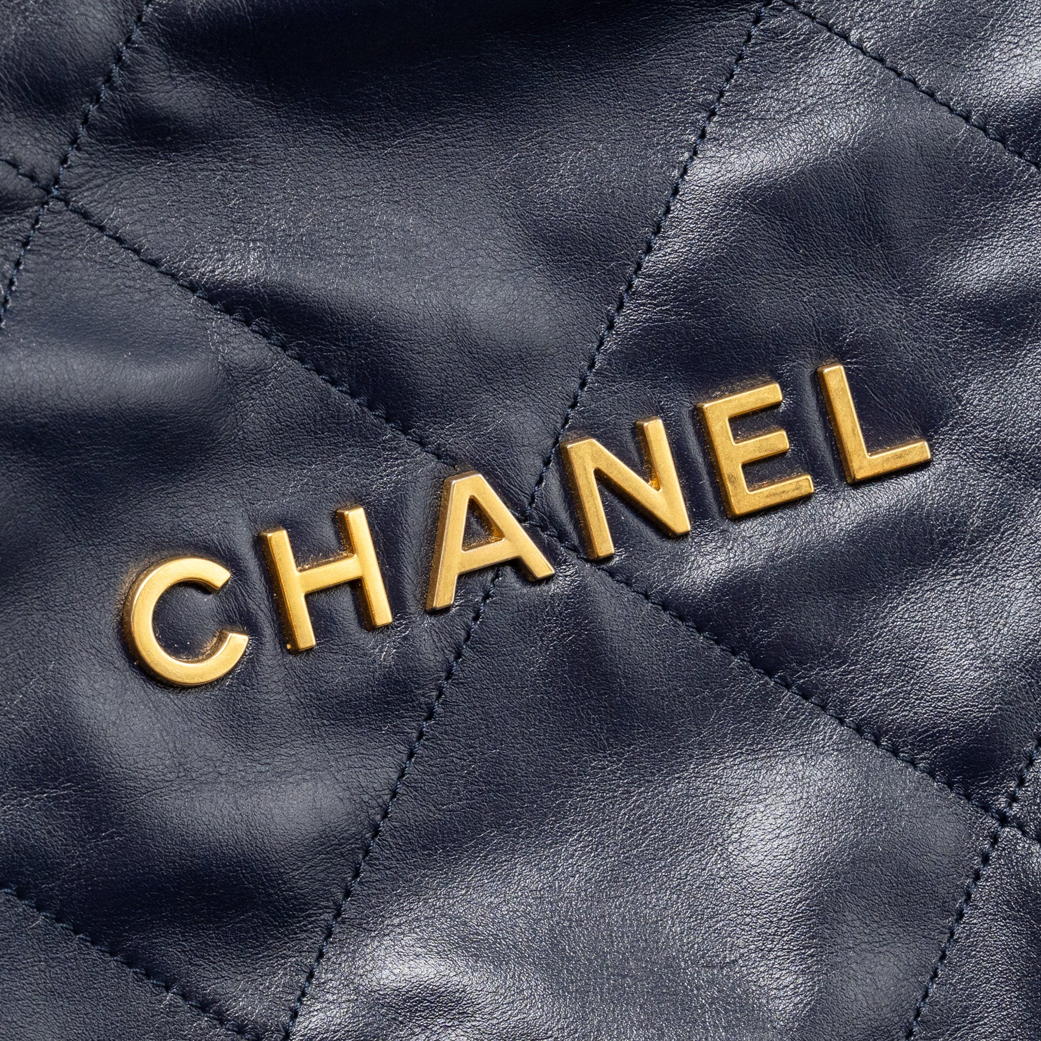Chanel Small 22 bag calfskin blue GHW (microchip) - Image 13