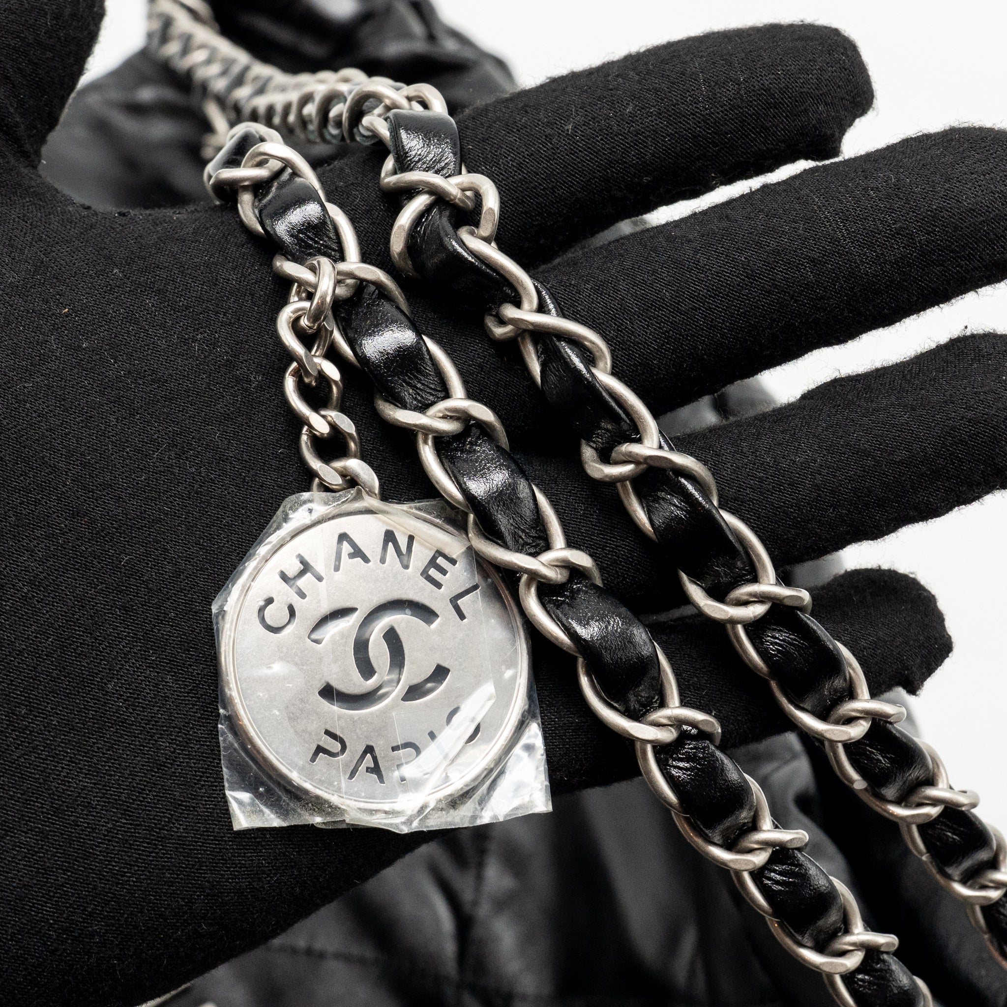 Chanel small 22 bag shiny calfskin black SHW (microchip) - Image 18