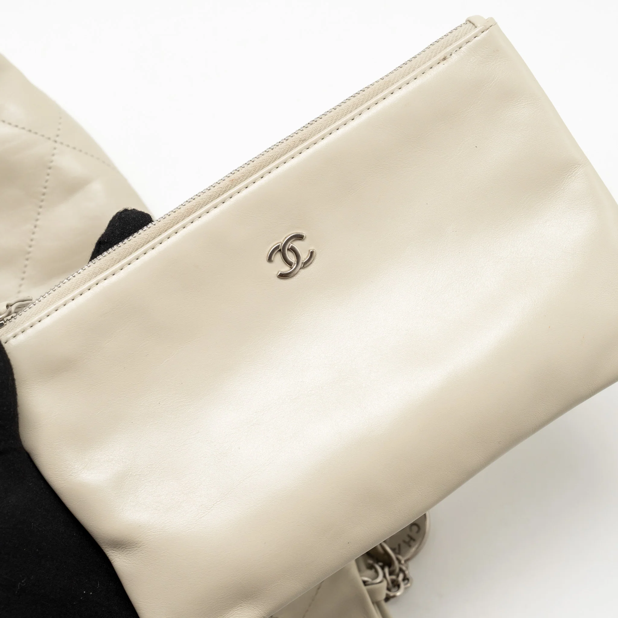 Chanel Small 22 Shiny Calfskin Light Grey SHW (Microchip) - Image 15