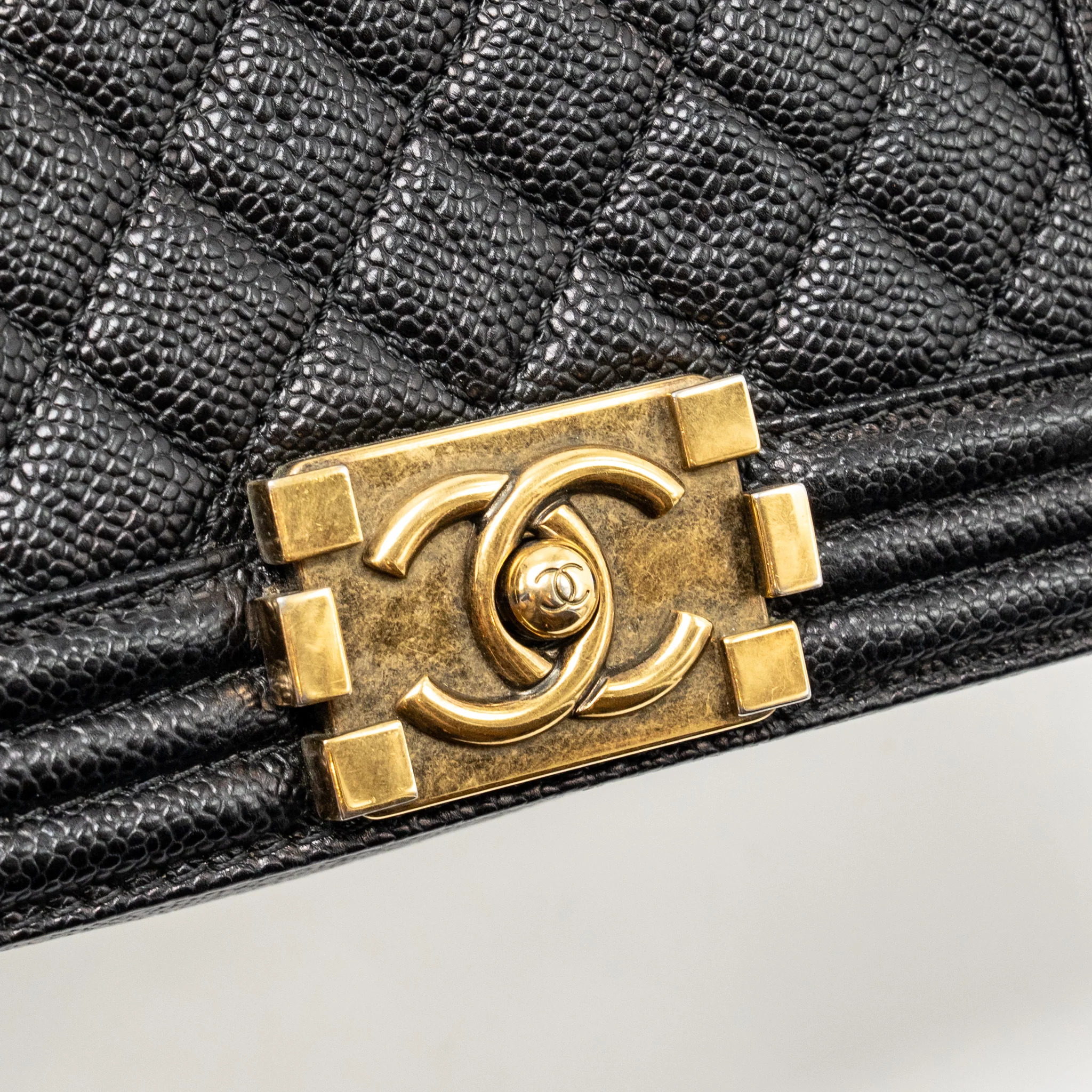 Chanel Small boy bag grained calfskin black GHW - Image 12