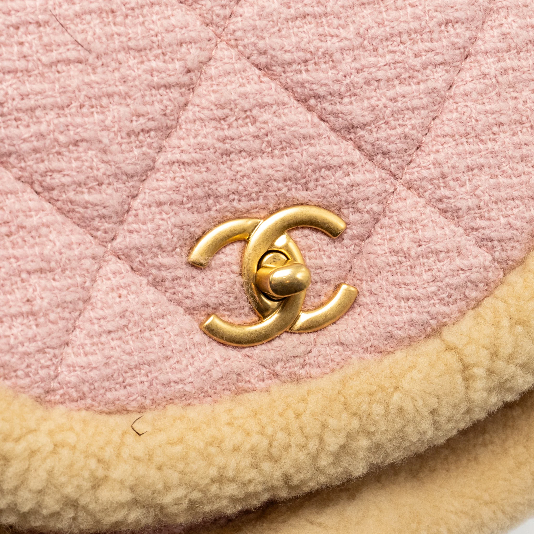 Chanel 22K Cozy Coco Round Flap Bag Tweed/Shearling Pink GHW (Microchip) - Image 13