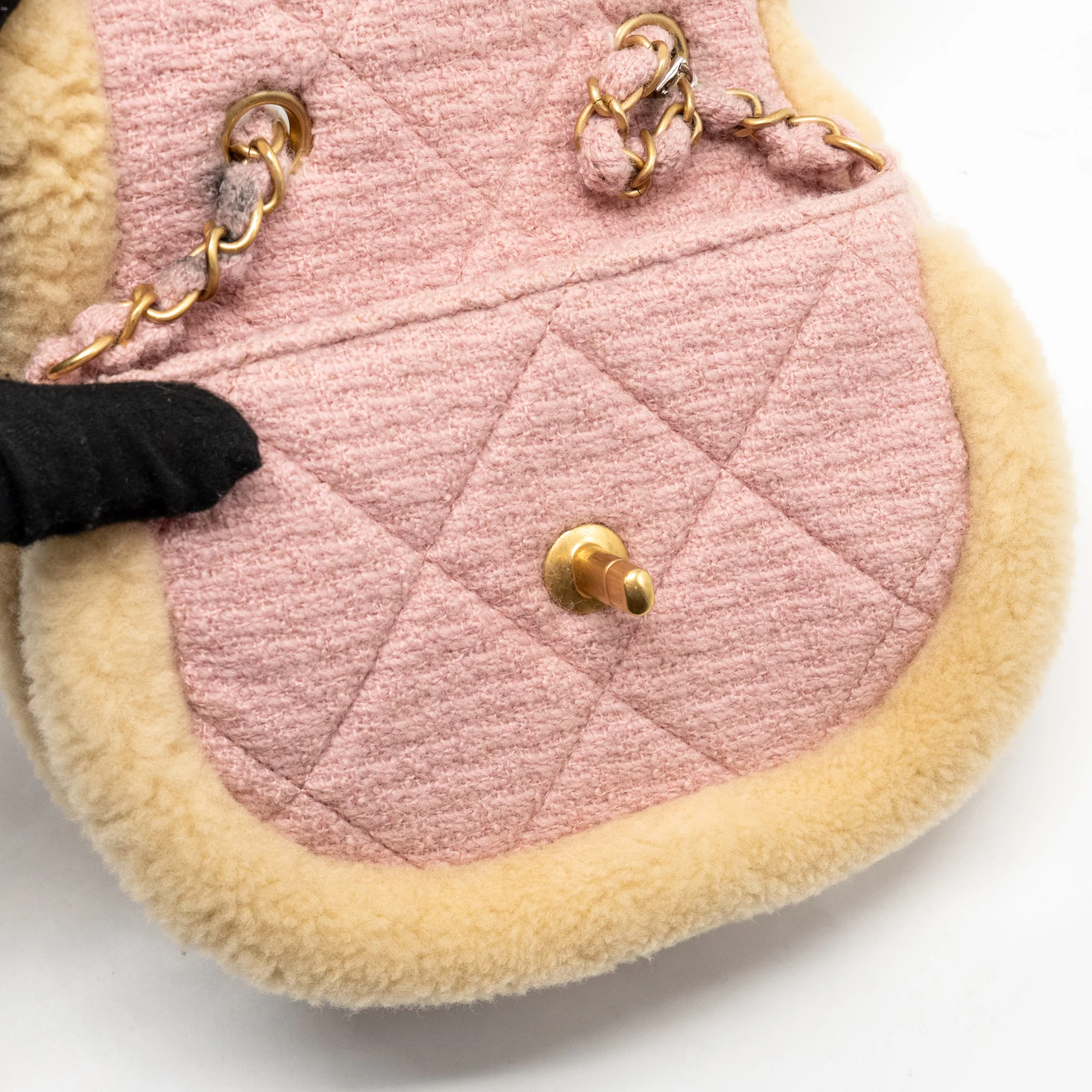 Chanel 22K Cozy Coco Round Flap Bag Tweed/Shearling Pink GHW (Microchip) - Image 14