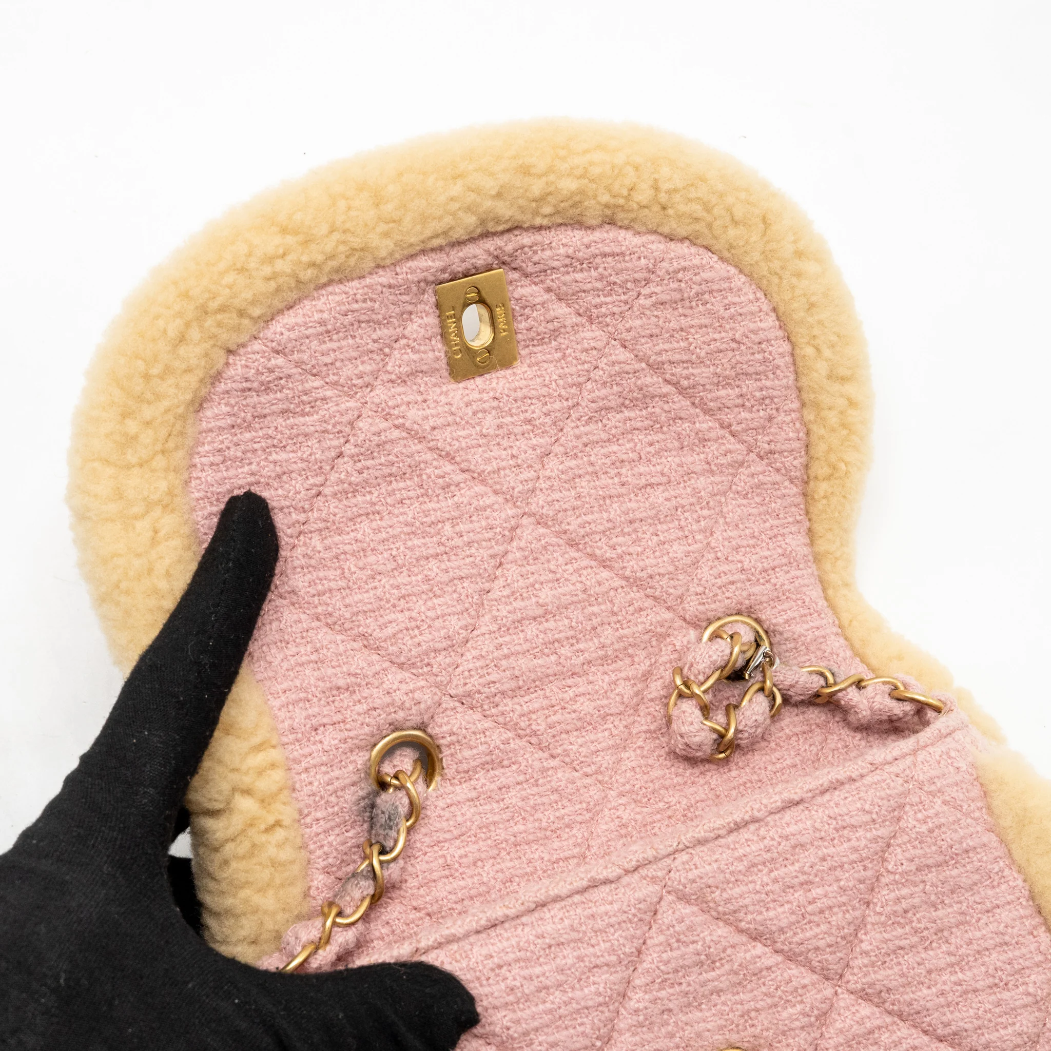 Chanel 22K Cozy Coco Round Flap Bag Tweed/Shearling Pink GHW (Microchip) - Image 15