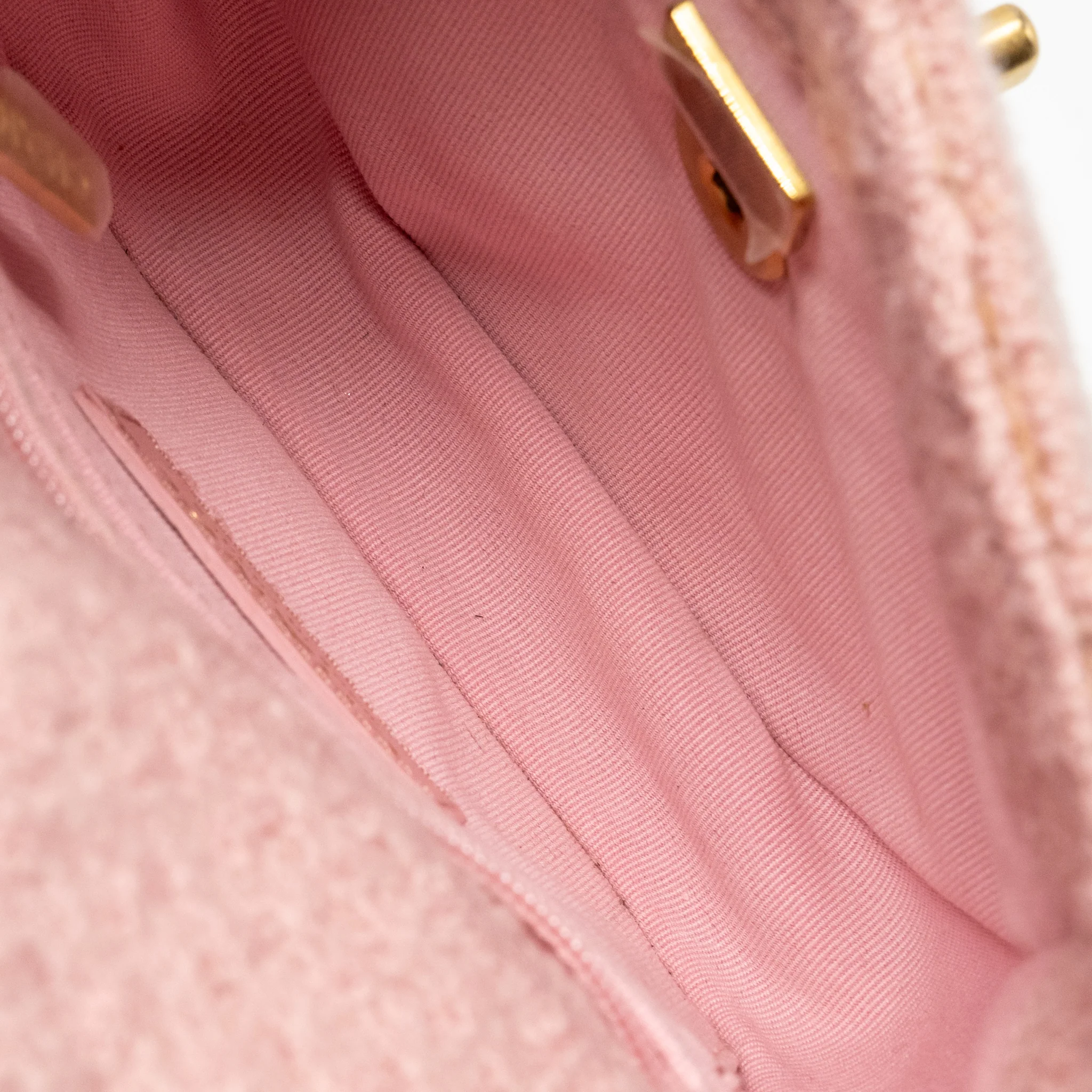 Chanel 22K Cozy Coco Round Flap Bag Tweed/Shearling Pink GHW (Microchip) - Image 17