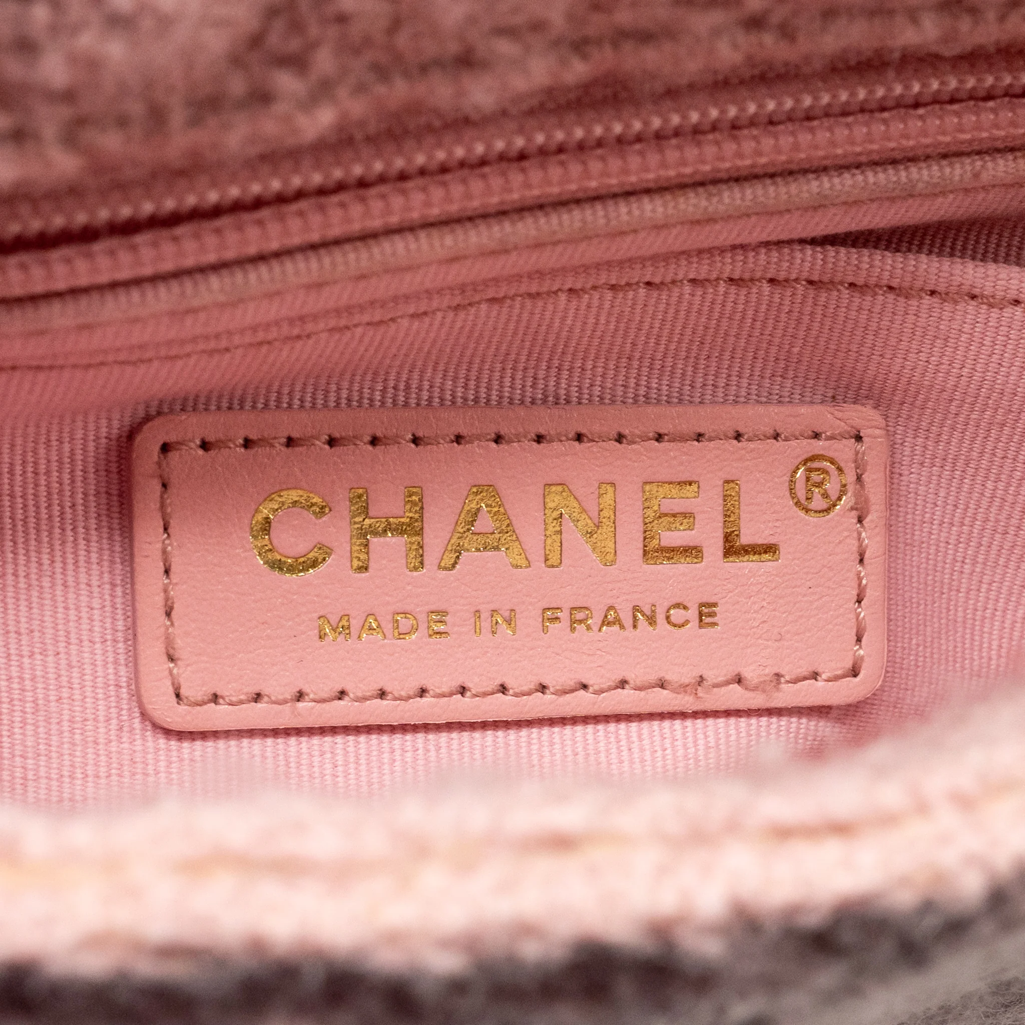 Chanel 22K Cozy Coco Round Flap Bag Tweed/Shearling Pink GHW (Microchip) - Image 18