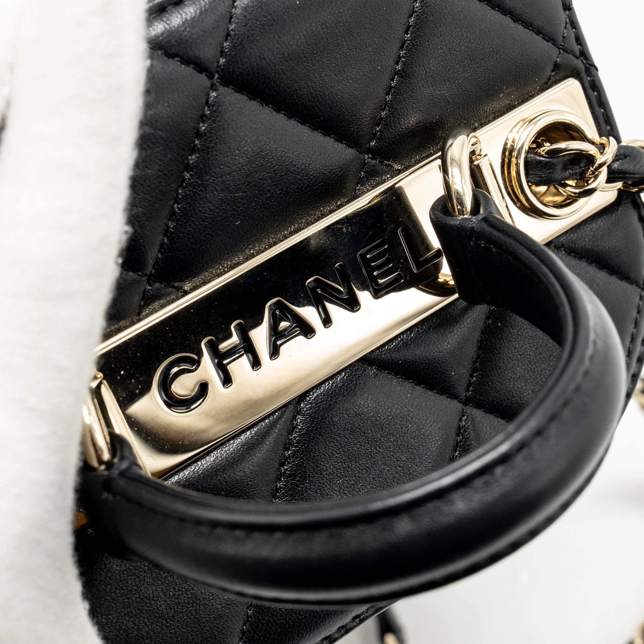 Chanel Trendy CC Round Vanity Case Crossbody Bag Lambskin Black LGHW - Image 13
