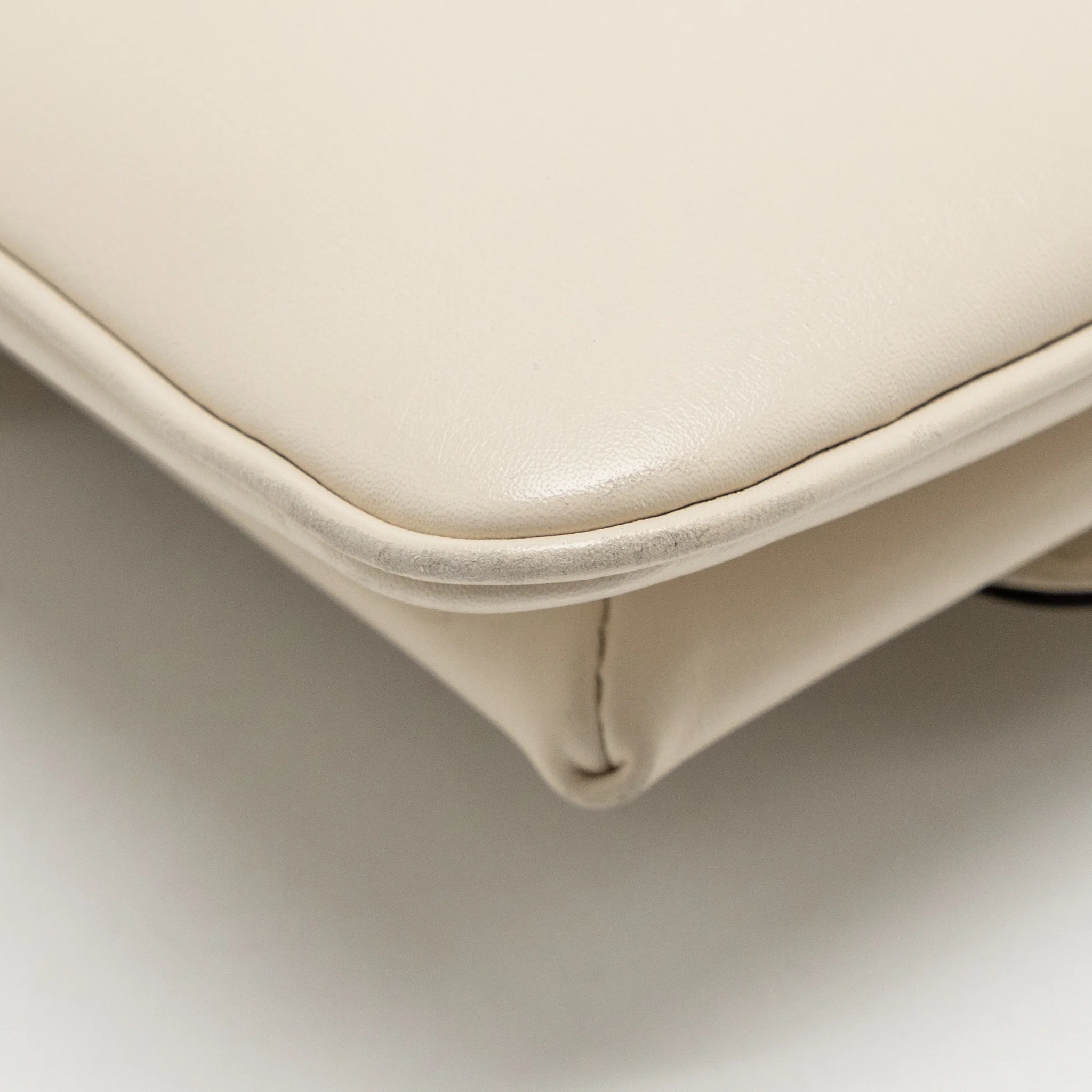 Gucci Small Arli Flap Bag Calfskin White GHW - Image 9