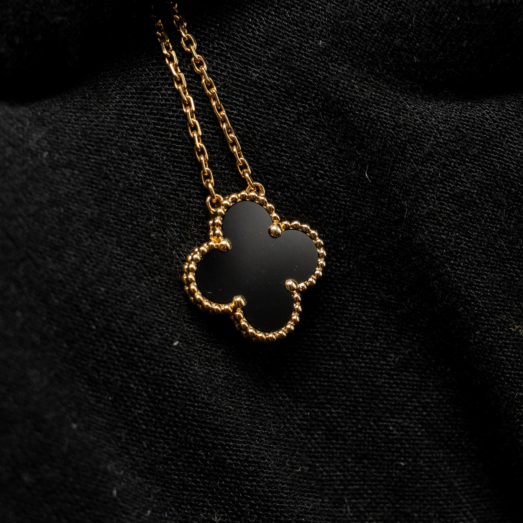 Van Cleef &Arpels Alhambra pendant onyx yellow gold - Image 3