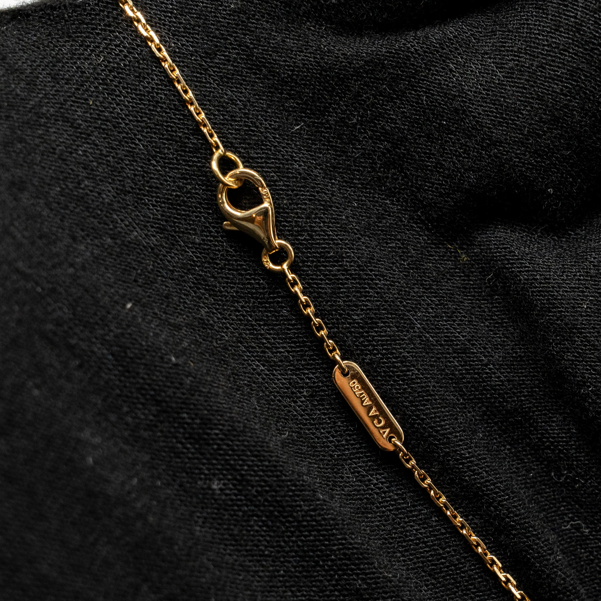 Van Cleef &Arpels Alhambra pendant onyx yellow gold - Image 4