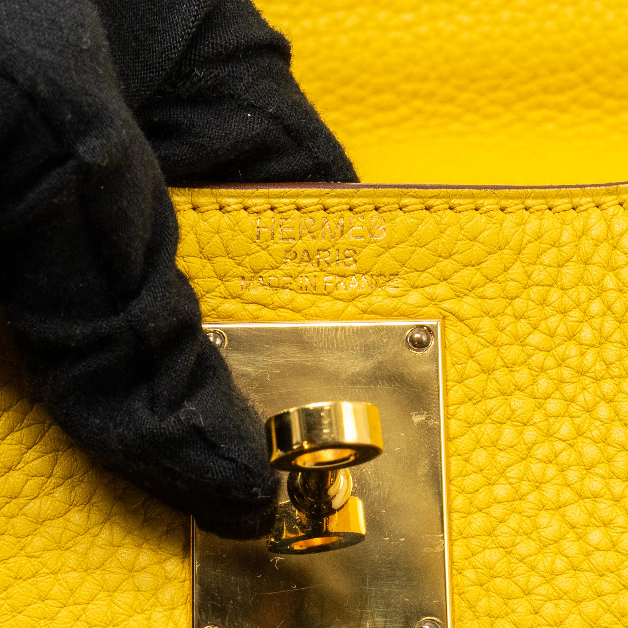 Hermes shoulder kelly clemence jaune amber GHW Stamp Square N - Image 12