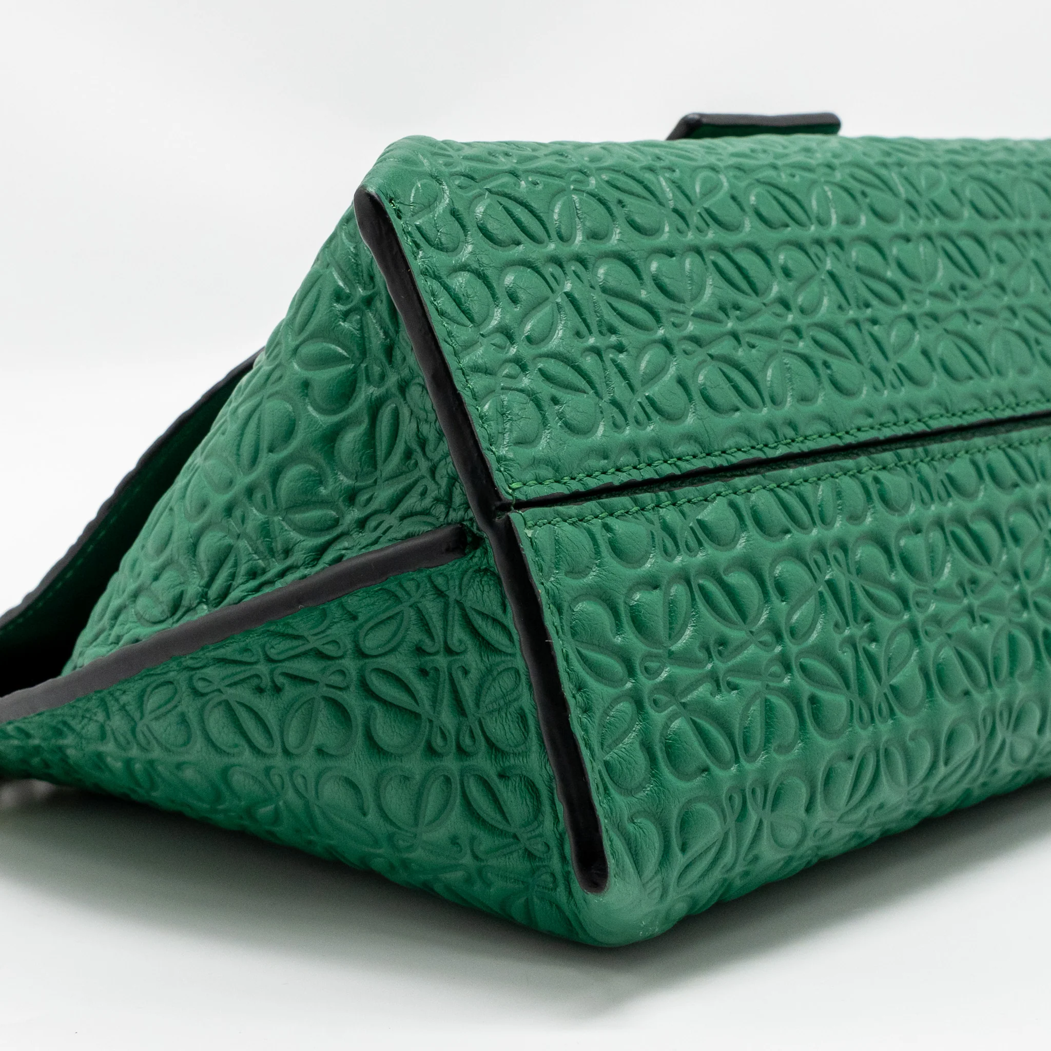 Loewe Avenue Anagram Crossbody Bag embossed calfskin Green GHW - Image 6