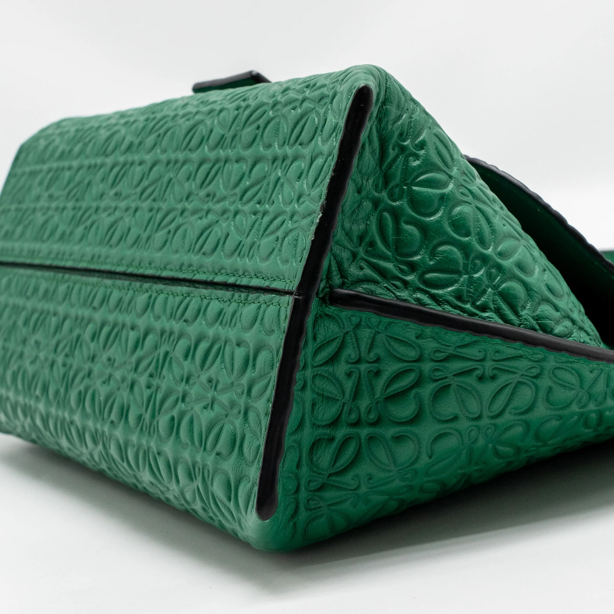 Loewe Avenue Anagram Crossbody Bag embossed calfskin Green GHW - Image 7
