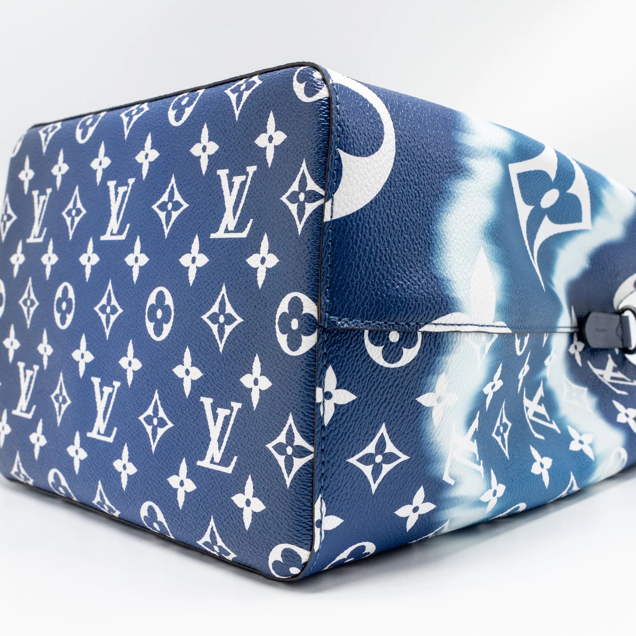 Louis Vuitton NeoNoe LV Escale MM Pastel Giant Monogram Canvas Blue/White SHW - Image 7