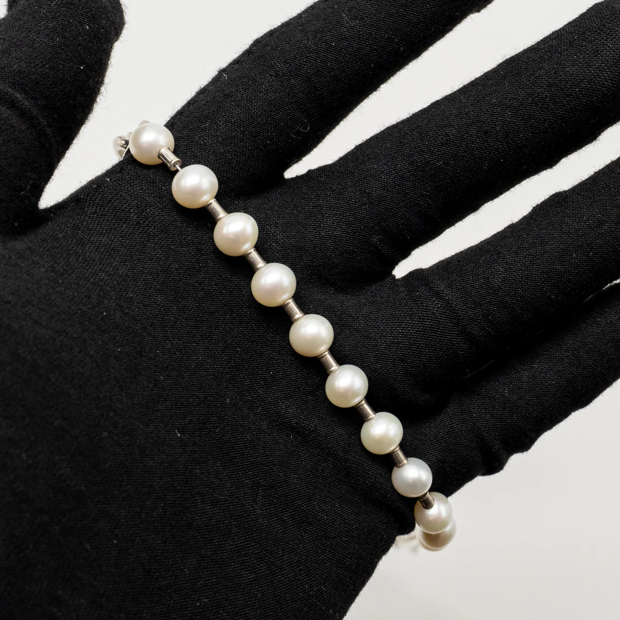 Tiffany Hardware Size Medium 7-8mm Pearl Lock Bracelet in Silver - Image 4