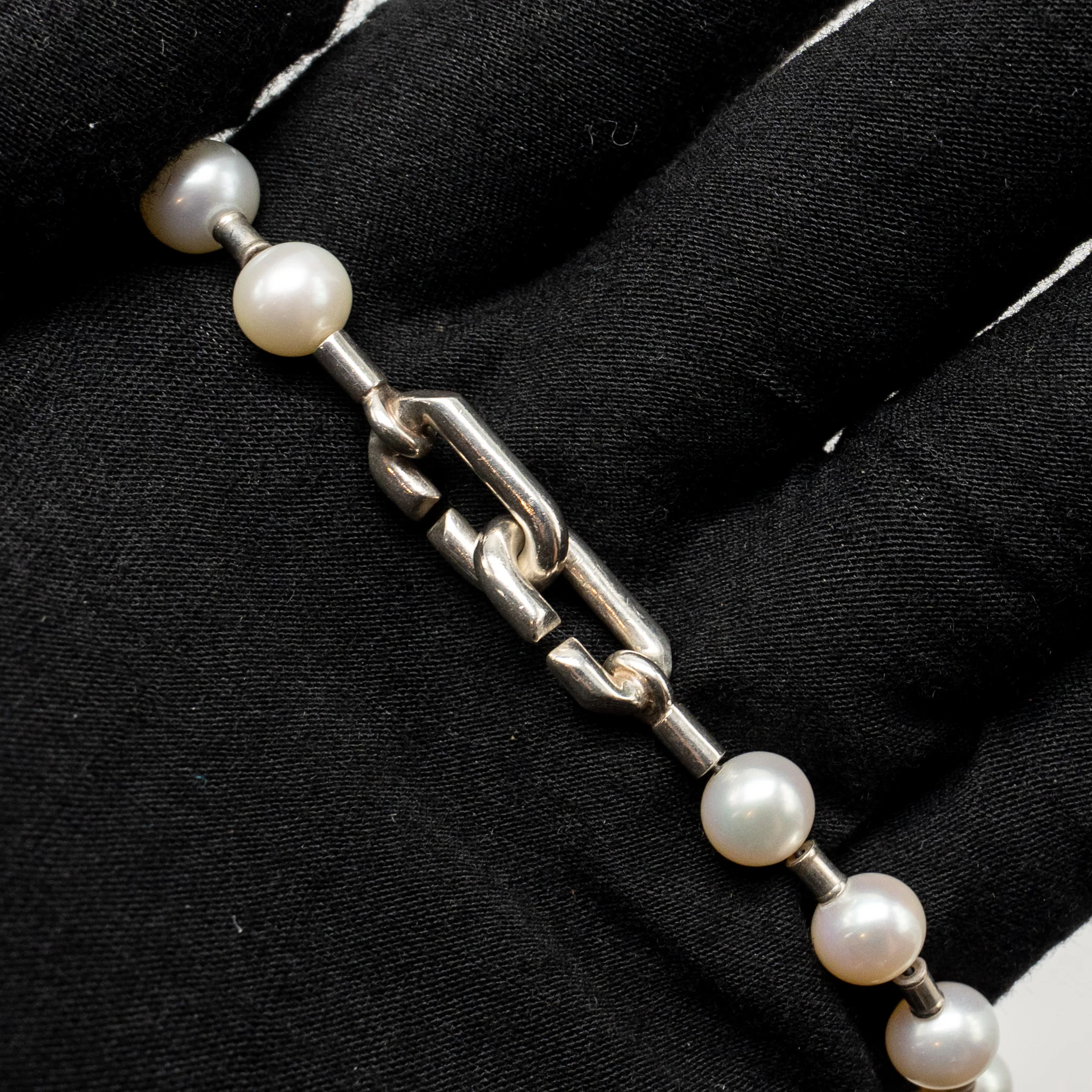 Tiffany Hardware Size Medium 7-8mm Pearl Lock Bracelet in Silver - Image 5