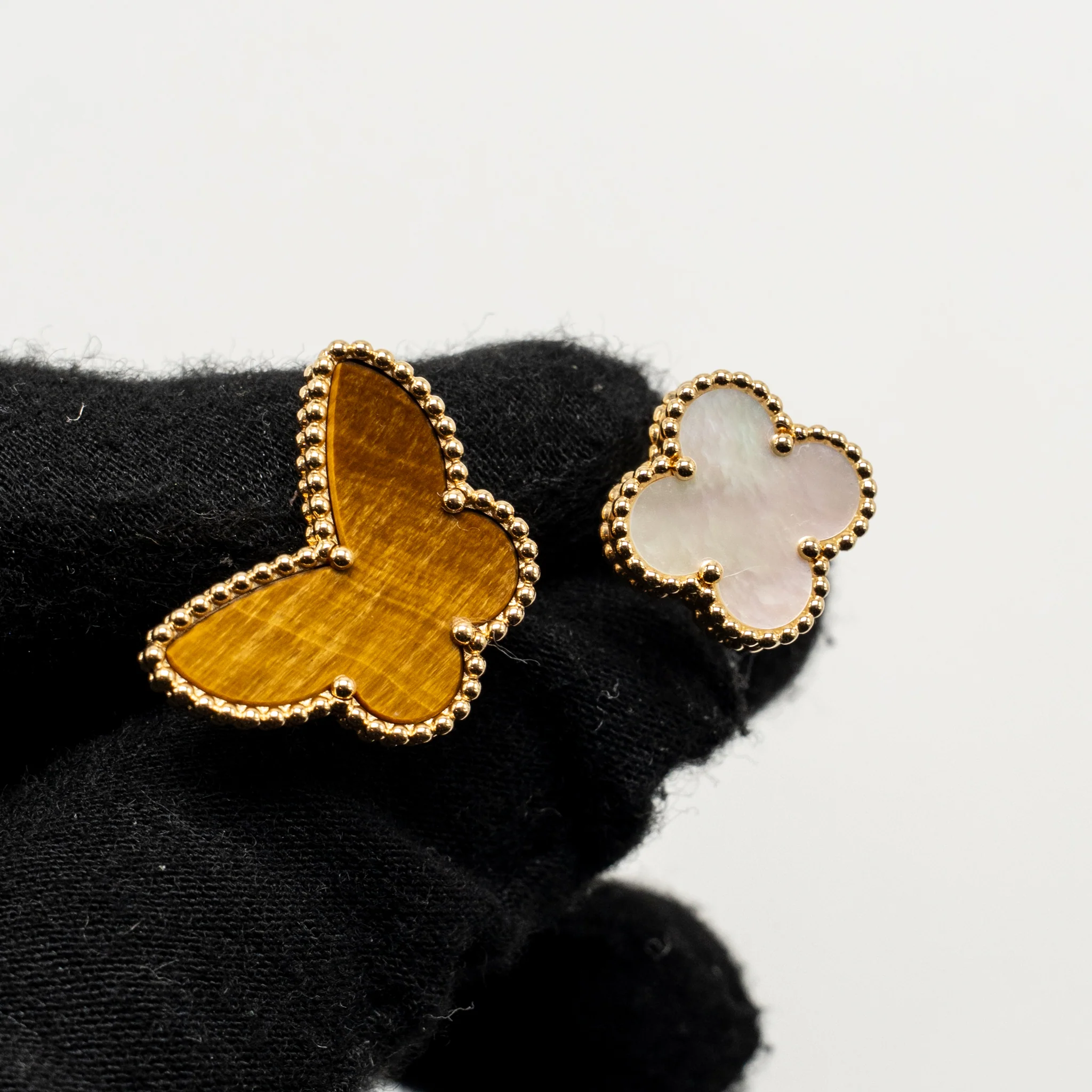 Van Cleef & Arpels Size 50 Lucky Alhambra Between The Finger Ring, Yellow Gold, White Mother-of-Pearl, Tiger’s Eye - Image 4
