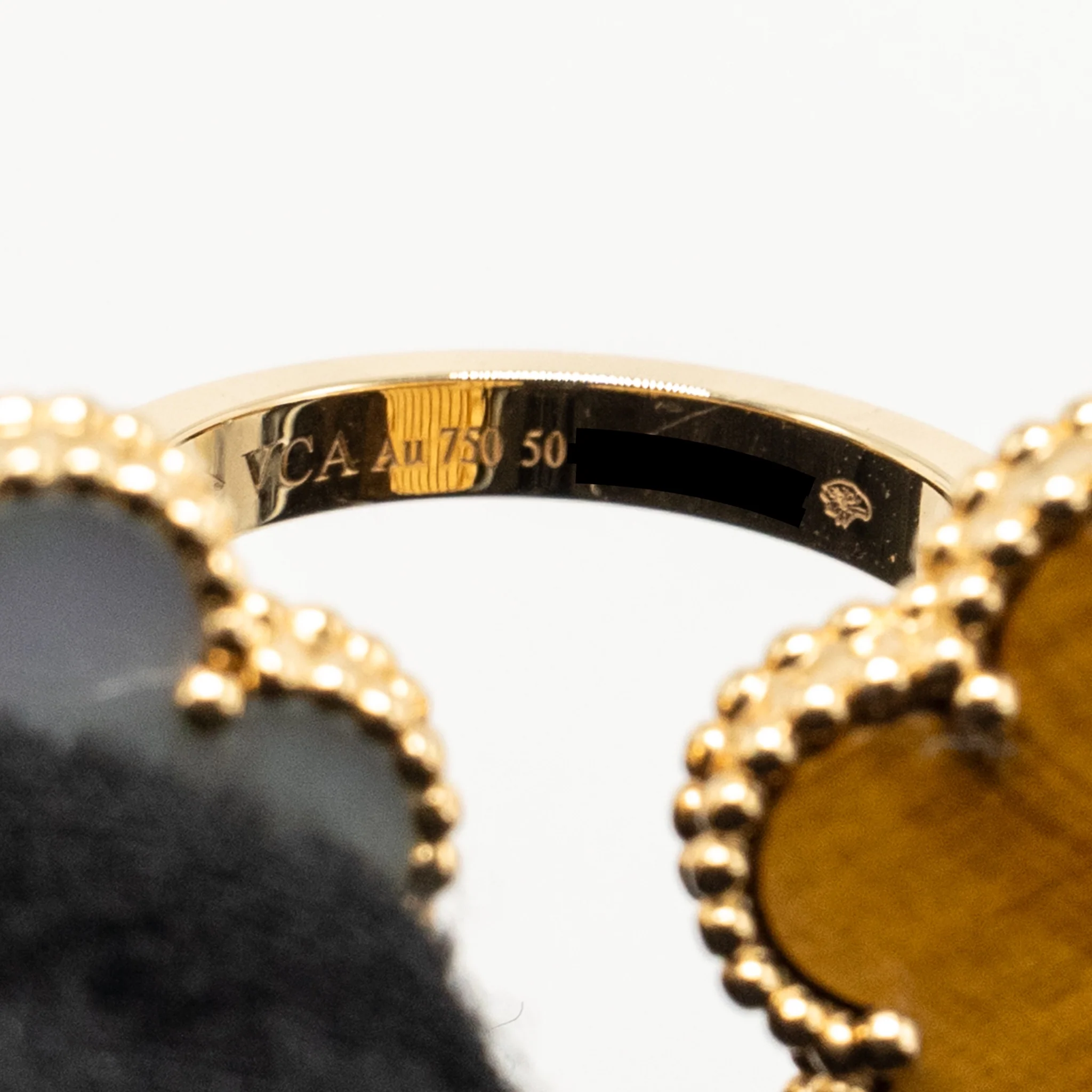 Van Cleef & Arpels Size 50 Lucky Alhambra Between The Finger Ring, Yellow Gold, White Mother-of-Pearl, Tiger’s Eye - Image 5