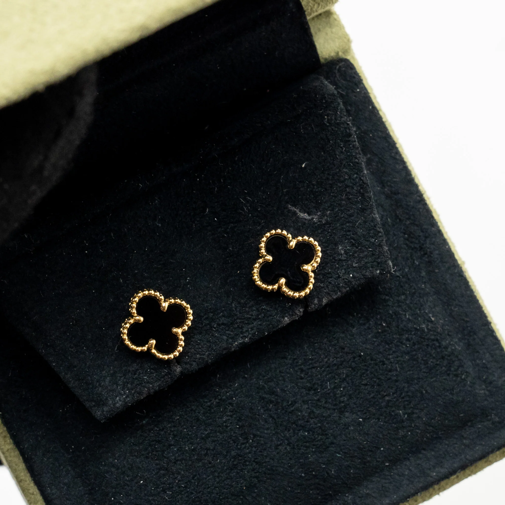 Van Cleef & arpels sweet alhambra earstuds onyx yellow gold - Image 4